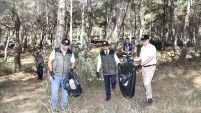 Hatay’ın Belen ilçesinde düzenlenen temizlik etkinliğinde, gönüllüler ormanlık alanda bir