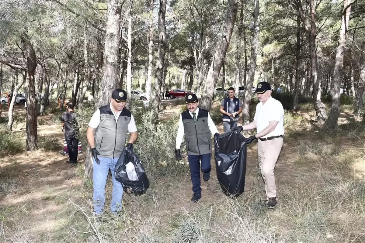 Hatay’ın Belen ilçesinde düzenlenen temizlik etkinliğinde, gönüllüler ormanlık alanda bir