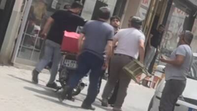 Hatay’ın Dörtyol ilçesinde cadde üzerinde yaşanan ilginç bir tartışma, çevredeki
