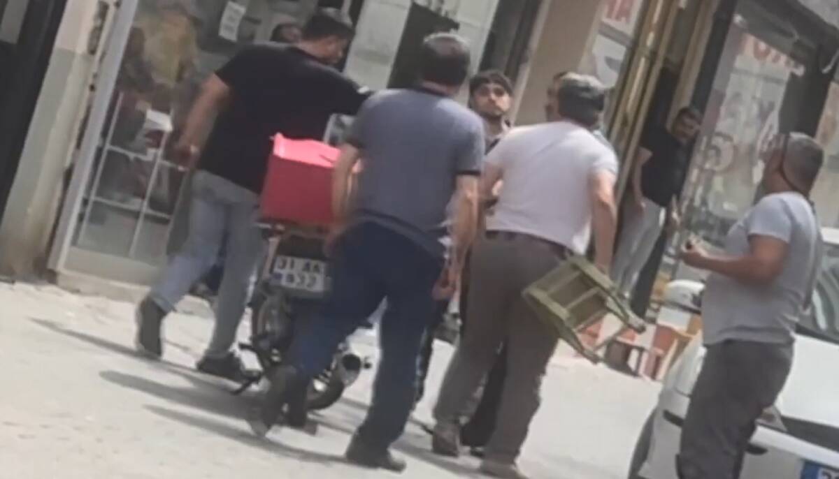 Hatay’ın Dörtyol ilçesinde cadde üzerinde yaşanan ilginç bir tartışma, çevredeki