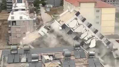 Hatay’ın İskenderun ilçesinde ağır hasarlı 7 katlı bina, iş makinesinin