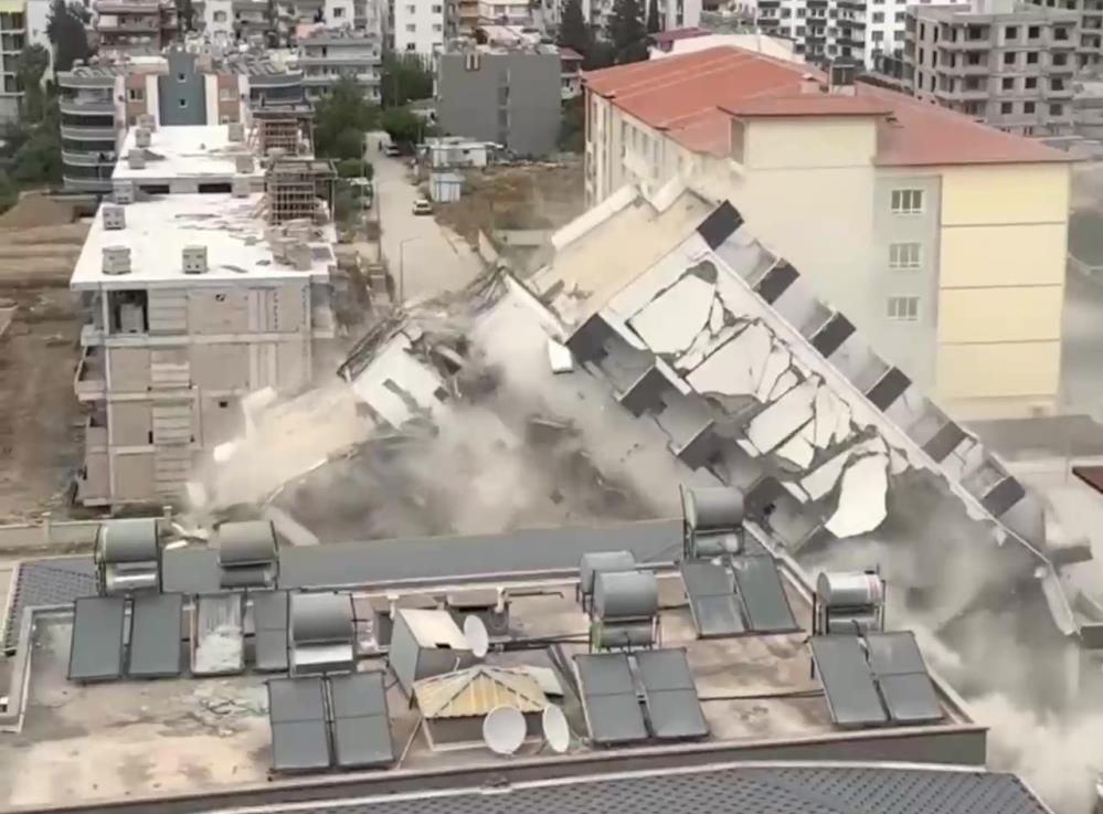 Hatay’ın İskenderun ilçesinde ağır hasarlı 7 katlı bina, iş makinesinin