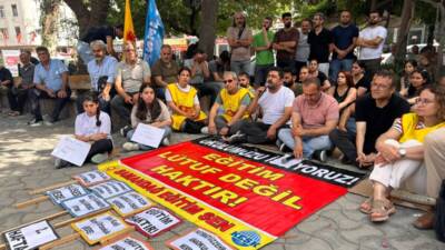 Hatay’ın Samandağ ilçesinde binlerce öğrenci, depremde hasar gören okullarının hâlâ