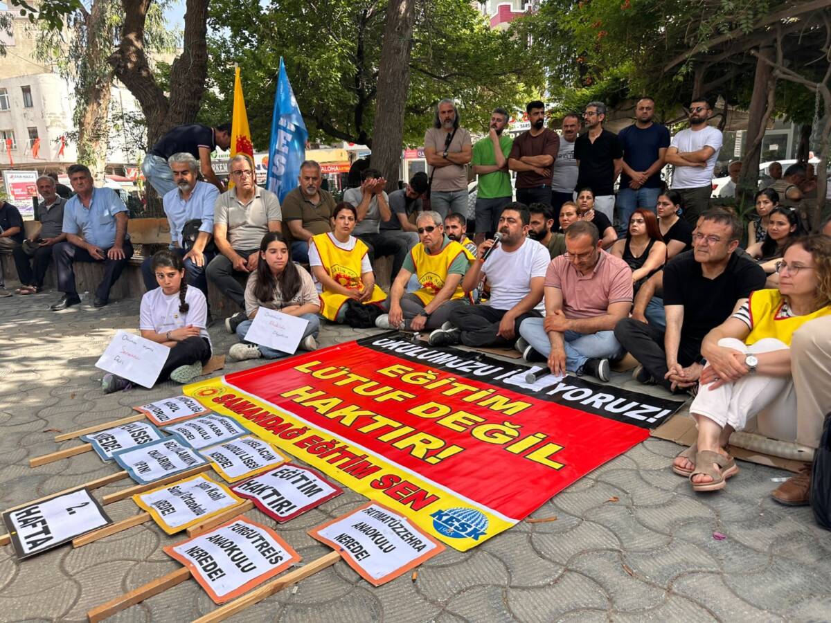 Hatay’ın Samandağ ilçesinde binlerce öğrenci, depremde hasar gören okullarının hâlâ