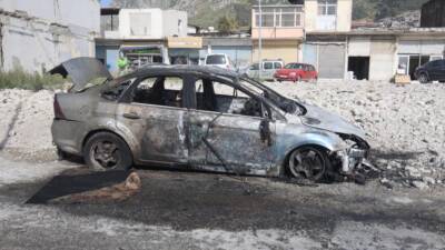Hatay’ın Antakya ilçesine bağlı Haraparası Mahallesi’nde park halinde duran bir