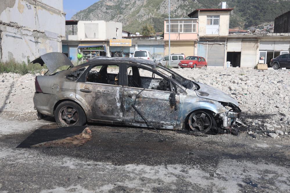 Hatay’ın Antakya ilçesine bağlı Haraparası Mahallesi’nde park halinde duran bir