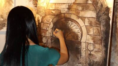 Ressam Esra Sönmez, sıradan boyalar yerine kahveyle resmederek sanatı sadece