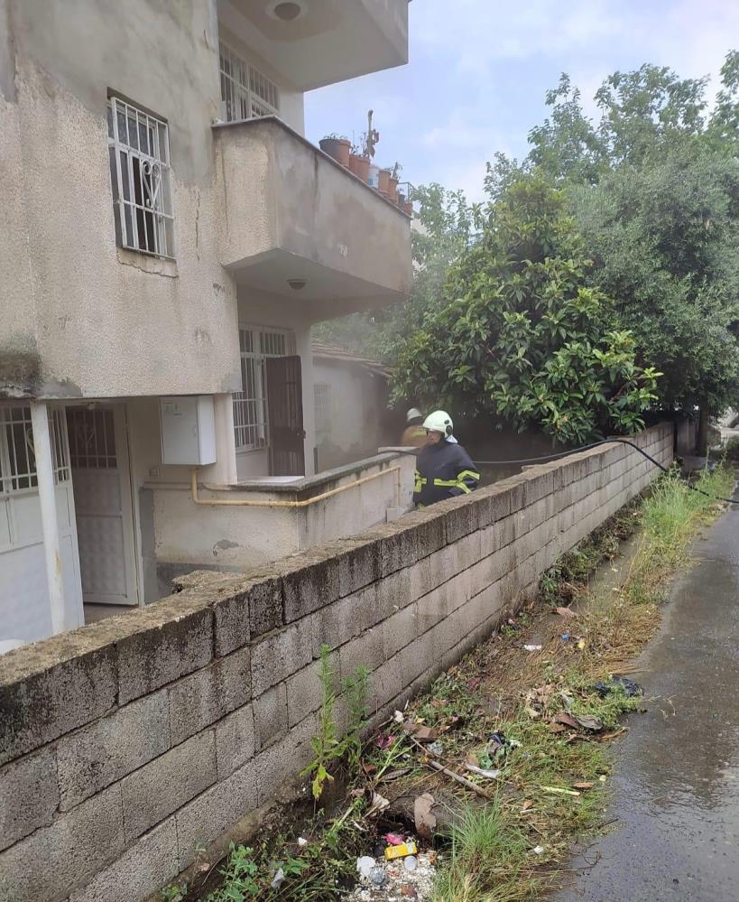 Hatay’ın Dörtyol ilçesinde iki katlı bir evin alt katında çıkan