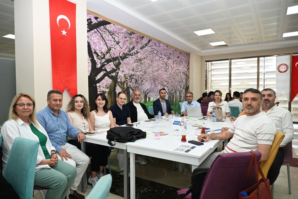 Hatay Mustafa Kemal Üniversitesi (HMKÜ), meslek yüksekokullarıyla sanayi, ticaret, hizmet