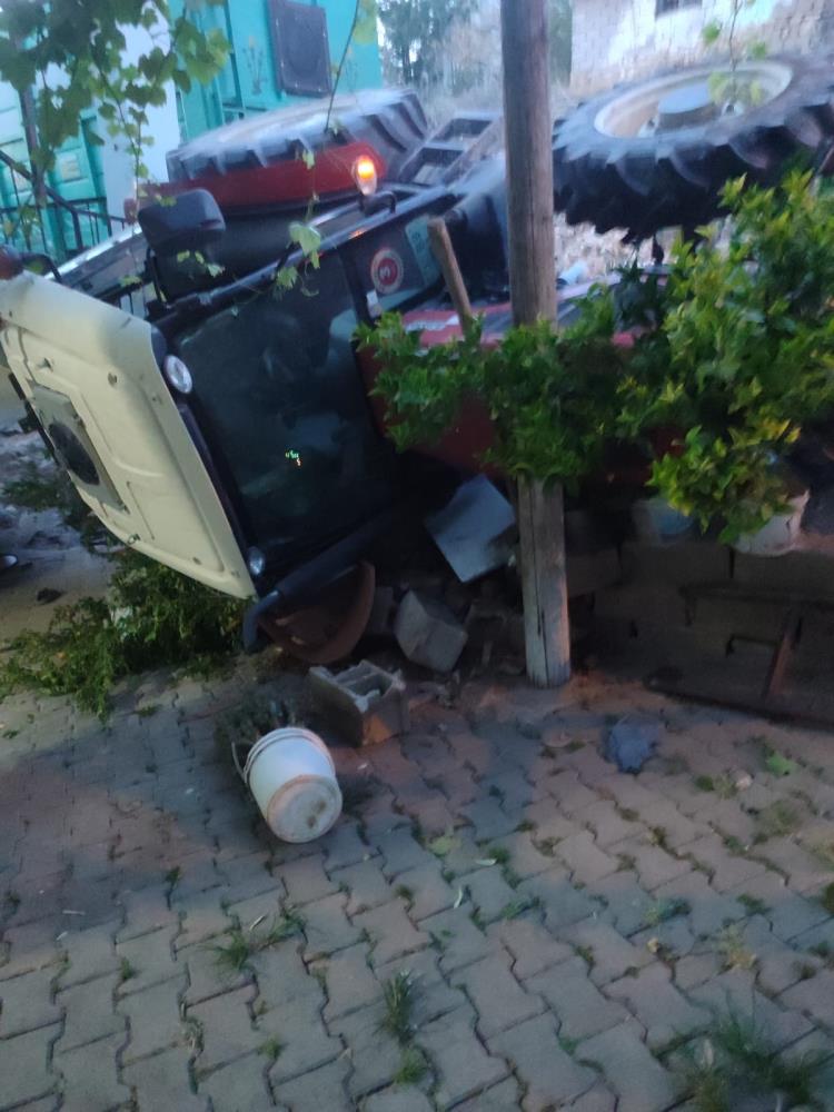 Kırıkhan ilçesinde saman yüklü traktörün devrilmesi sonucu römorkun altında kalan