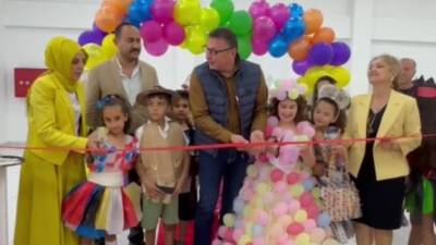 Hatay’ın İskenderun ilçesinde ilkokul öğrencileri, geri dönüşümün önemine dikkat çekmek