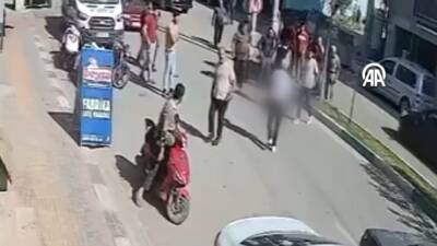 Hatay’ın Altınözü ilçesinde, yolun karşısına geçmeye çalışan bir kadına otomobil