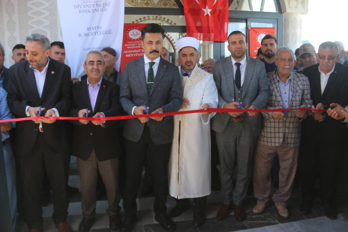 Hatay’ın Altınözü ilçesinde 6 Şubat depremlerinde yıkılan iki cami, mahalle