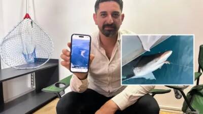 Hatay’ın Payas ilçesinde, amatör balıkçı Cengiz Bayar, İskenderun Körfezi’nde balık