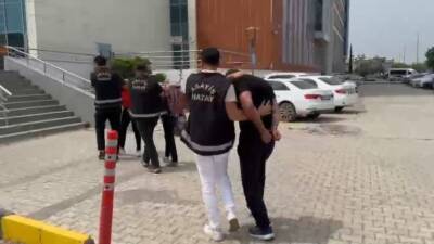 Hatay Emniyet Müdürlüğü’nün başarılı operasyonu sonucu, aranan iki şahıs İskenderun