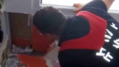 Hatay’ın Arsuz ilçesinde bir binanın havalandırma boşluğuna düşen yavru kedi,