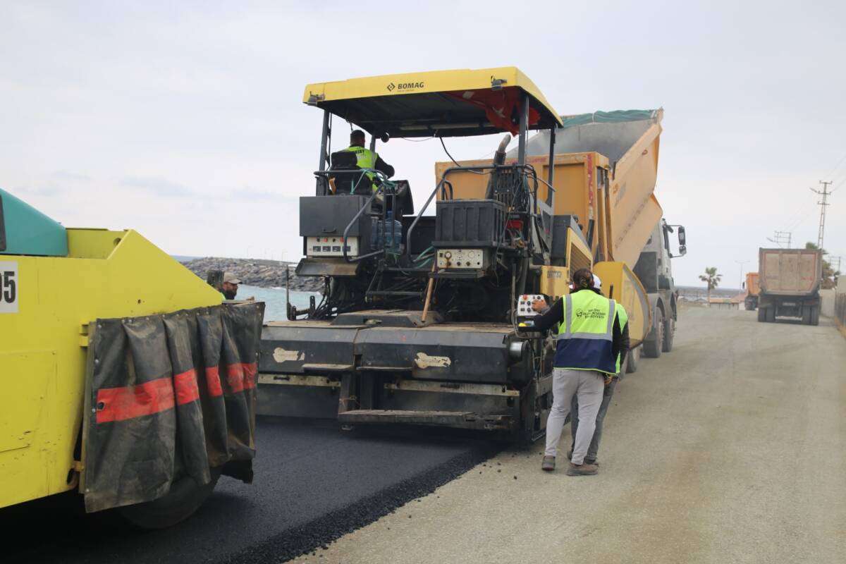 Hatay Büyükşehir Belediyesi (HBB), şehir genelinde sürdürdüğü yol bakım ve