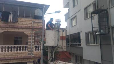 Hatay’ın Samandağ ilçesinde bir apartmanın dış cephe asansöründe arıza nedeniyle