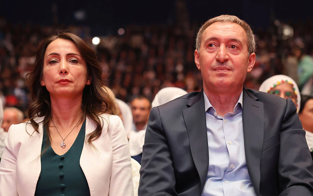 &nbsp; DEM Parti, İstanbul merkezli yolsuzluk operasyonlarına tepki gösterdi. Muhalefet