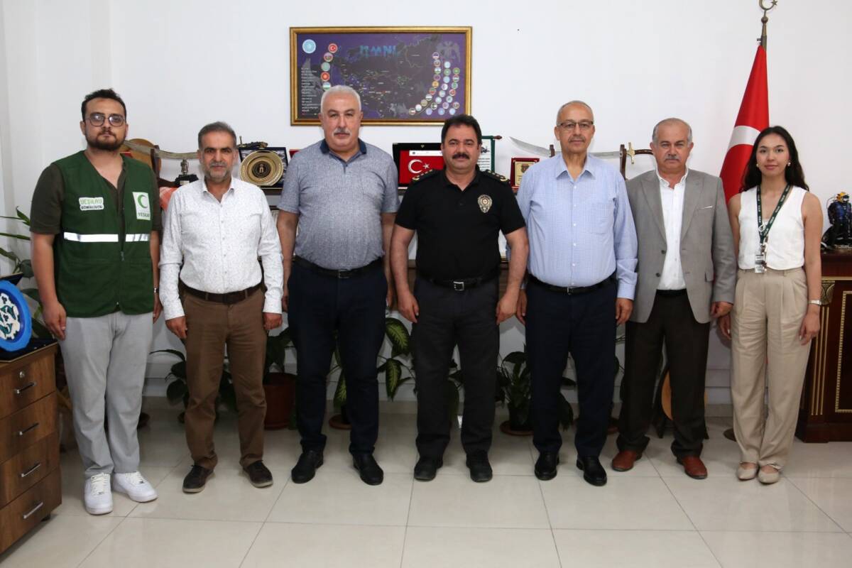 Yeşilay Hatay Şube Başkanı İbrahim Kuyubaşıoğlu ve yönetim kurulu üyeleri,