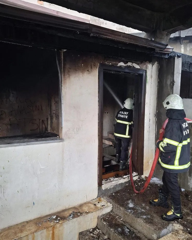 Hatay’ın Belen ilçesine bağlı Muhlisali Mahallesi’nde bir apartmanın çatı katında