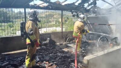 Hatay’ın Defne ilçesinin Çınarlı Mahallesi’nde bir evde çıkan yangın, itfaiye