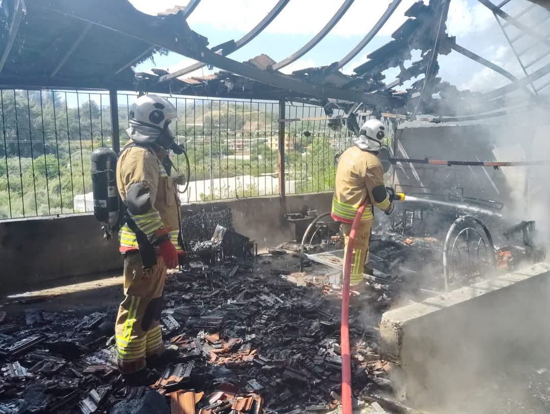 Hatay’ın Defne ilçesinin Çınarlı Mahallesi’nde bir evde çıkan yangın, itfaiye