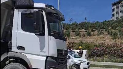 Hatay’ın Defne ilçesinde bir kamyon, kontrolden çıkarak bir otomobile çarptı.