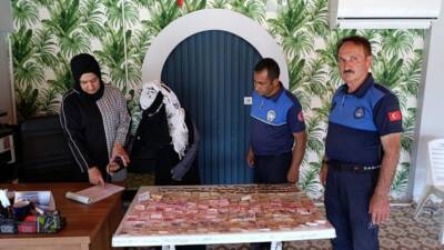 Reyhanlı’da zabıta ekiplerinin düzenlediği denetimlerde dilencilik yaptığı belirlenen bir kadın,