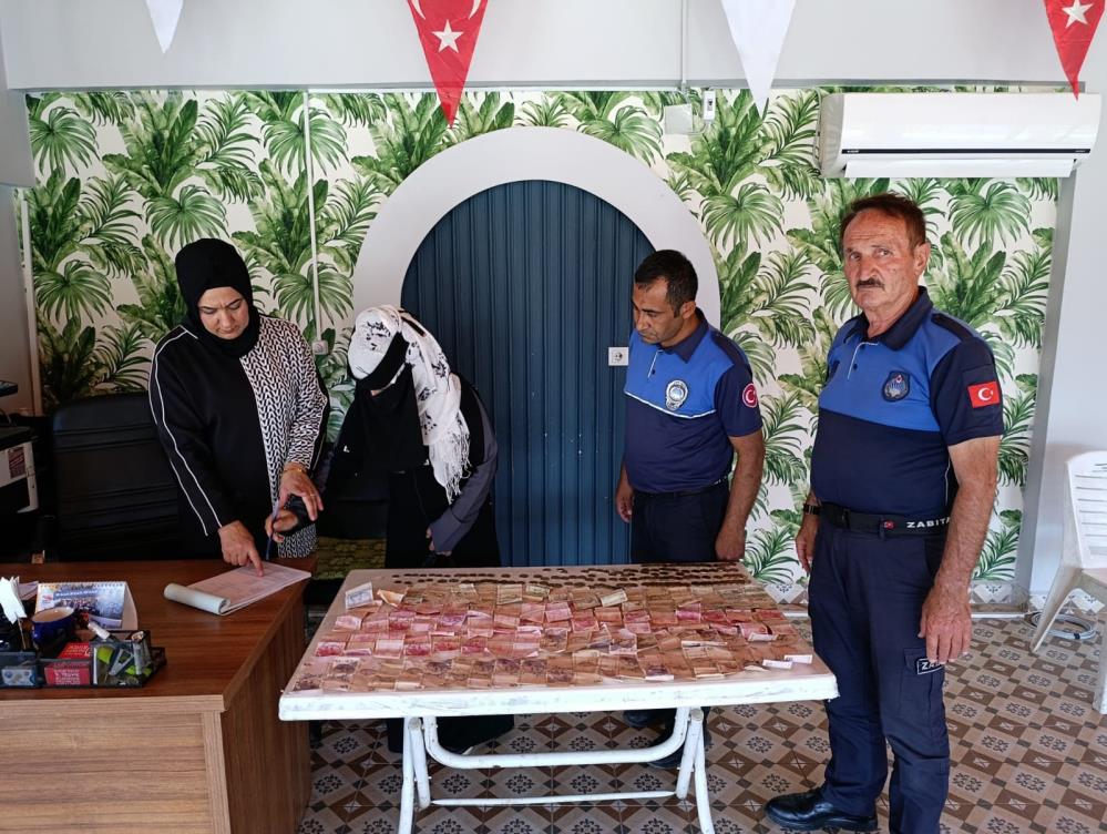 Reyhanlı’da zabıta ekiplerinin düzenlediği denetimlerde dilencilik yaptığı belirlenen bir kadın,