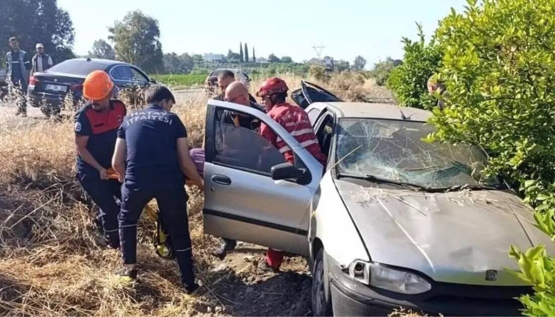 Hatay’ın Dörtyol ilçesinde kaygan zeminde kontrolden çıkan otomobil, narenciye bahçesine