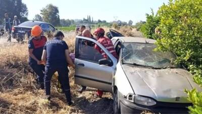 Hatay’ın Dörtyol ilçesinde kaygan zeminde kontrolden çıkan otomobil, narenciye bahçesine