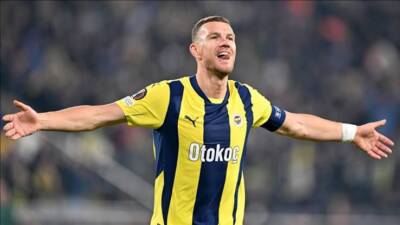 Fenerbahçe’nin yıldız golcüsü Edin Dzeko, sosyal medya hesabından yaptığı açıklamayla