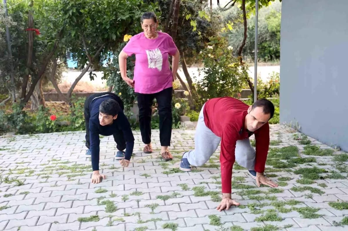 Hataylı anne Edibe Koçak, akraba evliliğinden dolayı engelli doğan çocuklarına