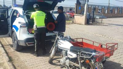 Hatay’da, sepetli motosikletin üzerine yatarak hem kendi hayatını hem de