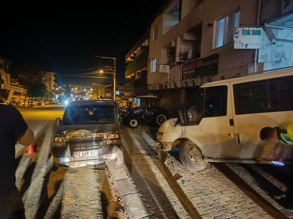 Hatay’ın Altınözü ilçesinde, sürücüsünün direksiyon hakimiyetini kaybetmesi sonucu meydana gelen