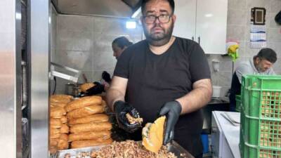 Hatay’ın İskenderun ilçesinde dönercilik yapan Ayhan Çelik (43), 2021 yılında