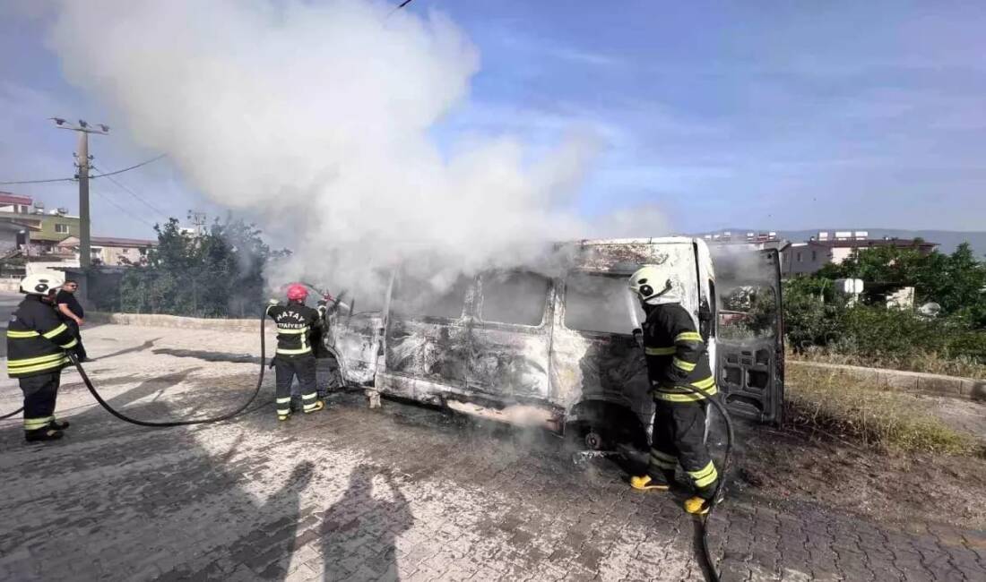 Yangın kısa sürede söndürüldü ancak minibüs tamamen kullanılamaz hale geldi