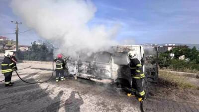 Yangın kısa sürede söndürüldü ancak minibüs tamamen kullanılamaz hale geldi