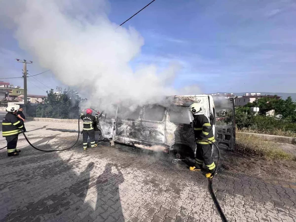 Yangın kısa sürede söndürüldü ancak minibüs tamamen kullanılamaz hale geldi