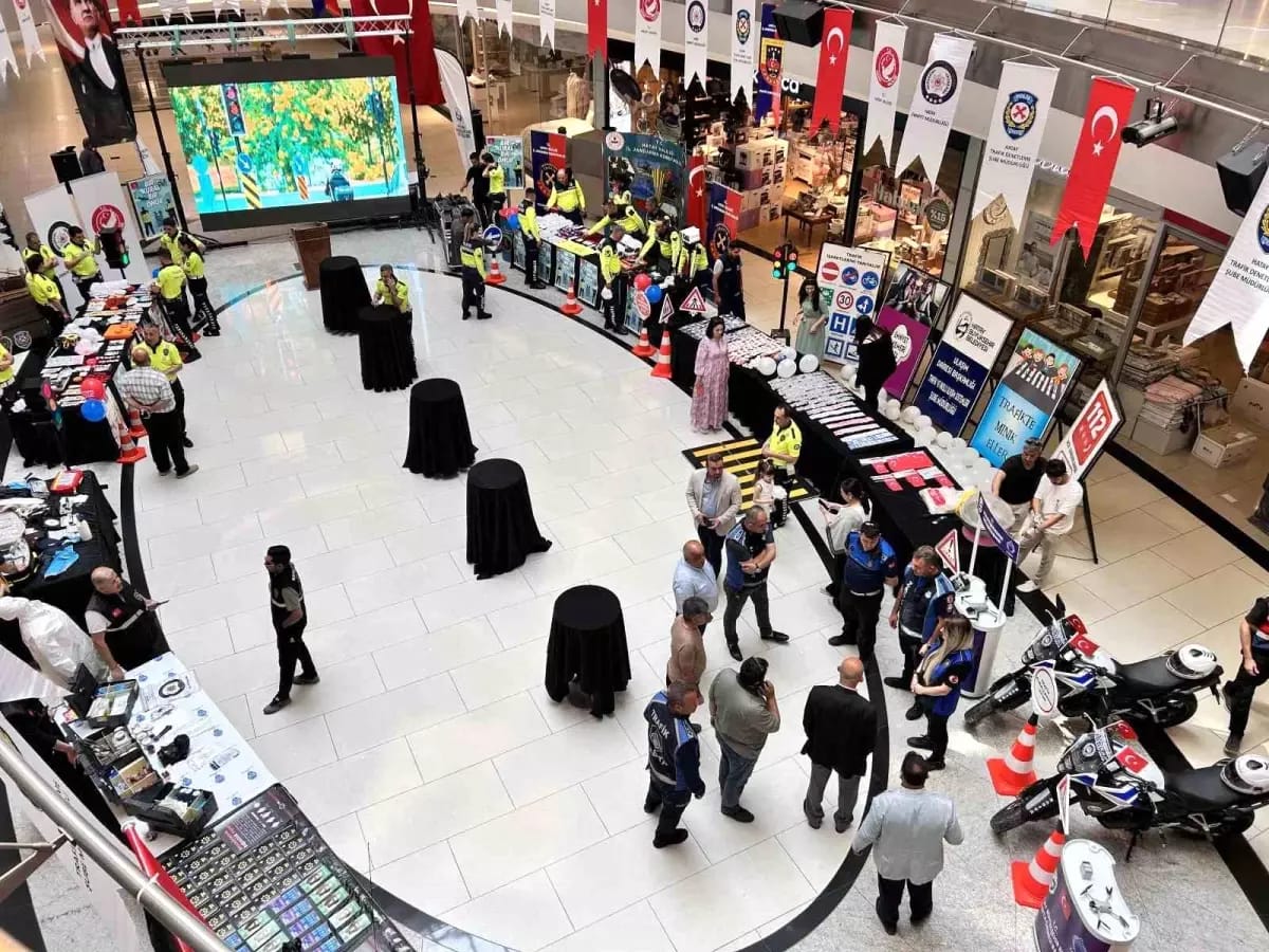 Hatay’ın İskenderun ilçesindeki bir alışveriş merkezinde düzenlenen Karayolu Güvenliği ve
