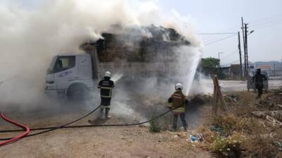 Hatay’ın Kırıkhan ilçesinde seyir halindeki saman yüklü bir tırda çıkan