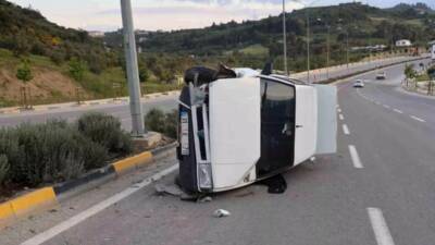 Hatay’ın Antakya ilçesinde kontrolden çıkan bir otomobil, kaldırıma çarparak yan