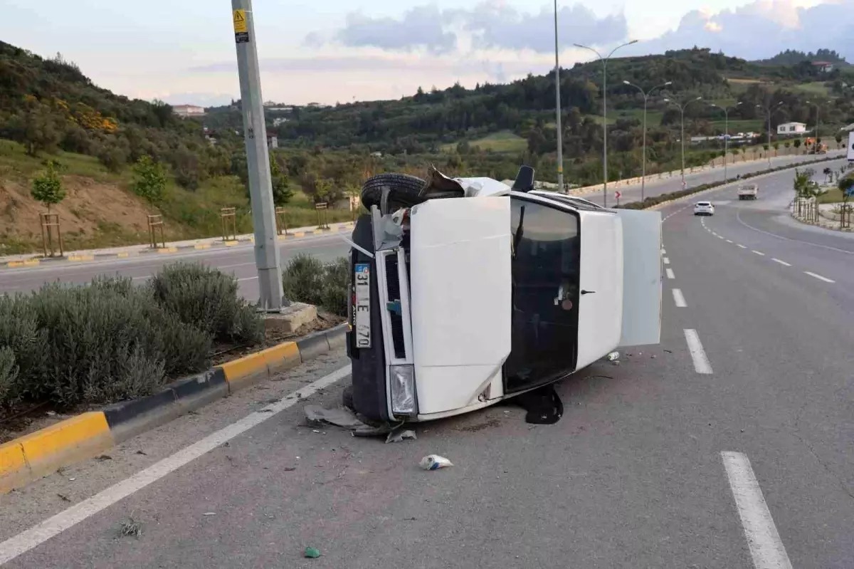 Hatay’ın Antakya ilçesinde kontrolden çıkan bir otomobil, kaldırıma çarparak yan