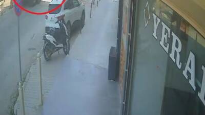 Otomobil oyuncak araba gibi sürüklendi, kamyon sürücüsü durmadan yoluna devam