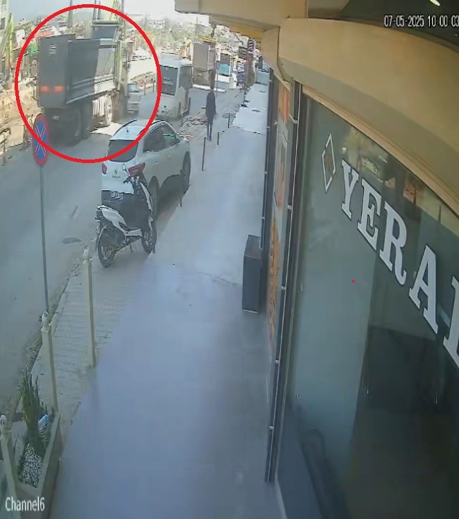 Otomobil oyuncak araba gibi sürüklendi, kamyon sürücüsü durmadan yoluna devam