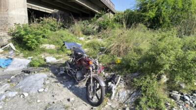 Hatay’ın Dörtyol ilçesinde kontrolden çıkan motosikletin köprüden uçması sonucu ağır