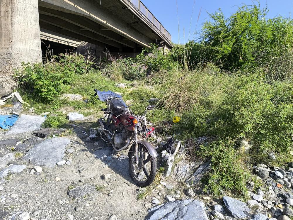 Hatay’ın Dörtyol ilçesinde kontrolden çıkan motosikletin köprüden uçması sonucu ağır