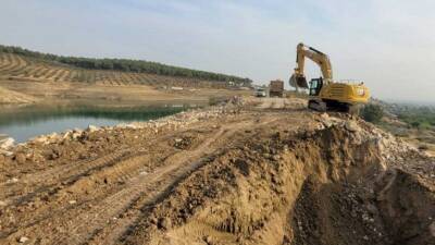 Hatay’ın Kırıkhan ilçesindeki Kurtlusoğuksu Göleti çevresi, kontrolsüz yapılaşma ve ağaç