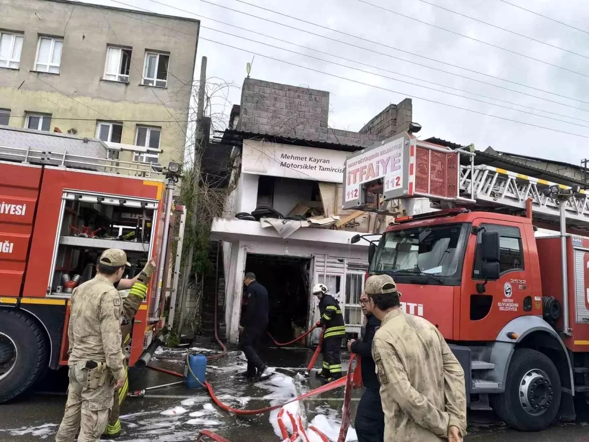 Hatay’ın Dörtyol ilçesinde bir motosiklet tamir atölyesinde çıkan yangın, itfaiye
